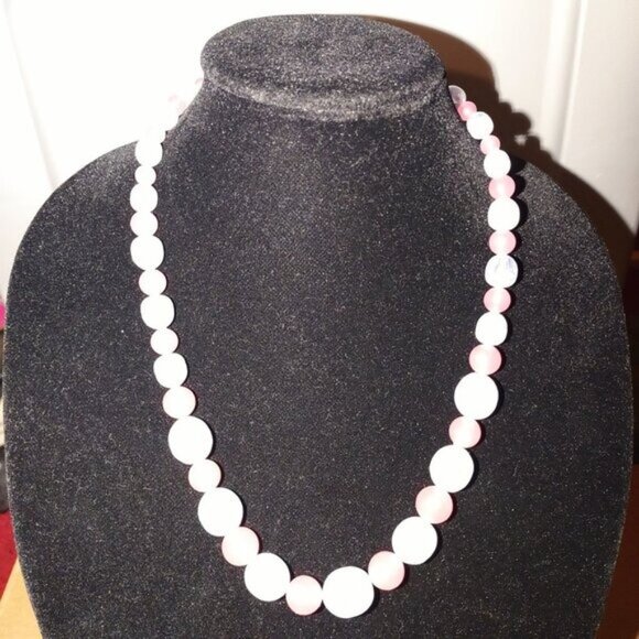 Vintage Pink & White Beaded Necklace With Round Beads & Spring Ring Clasp - Picture 4 of 4